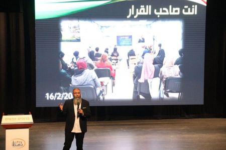 عمار أحمد بمحاضرة "أجى وقت التغيير" في القصر الثقافي رهط 